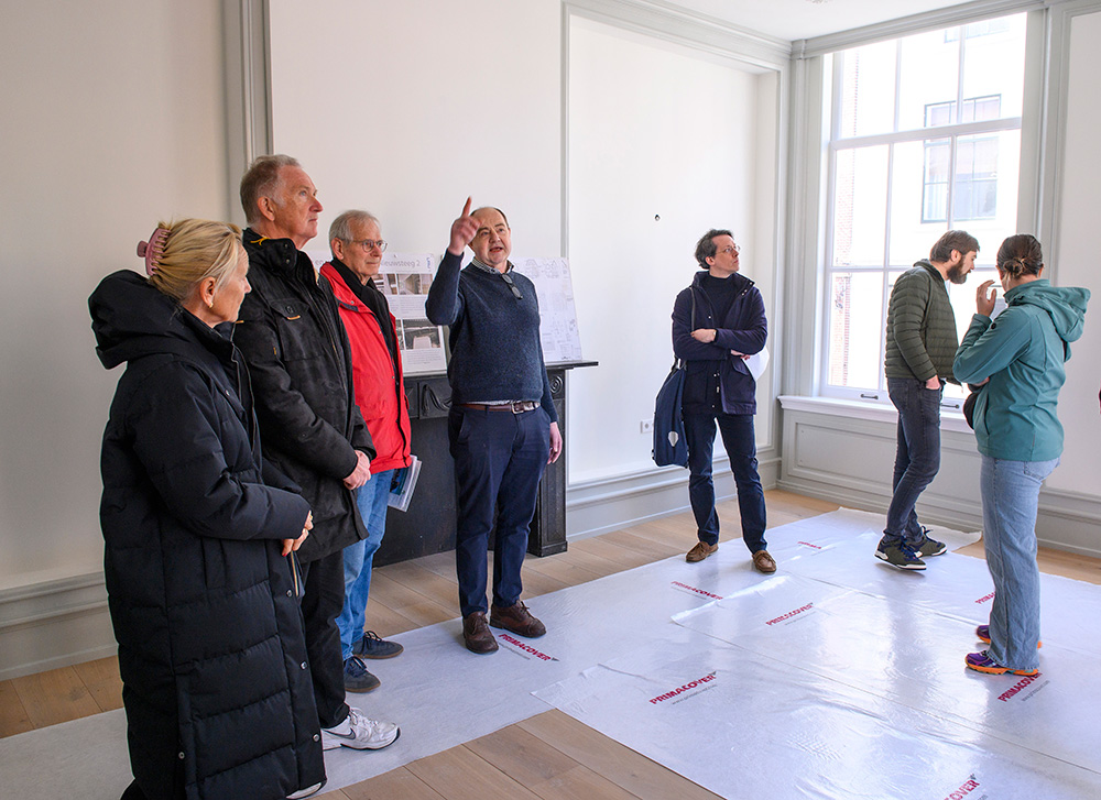 Bezoekers Leidse Duurzame Huizen Dagen in maart 2026. Rondleiding door Kees Lau.